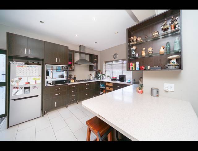 4 BEDROOM HOUSE FOR SALE IN BEACON BAY
